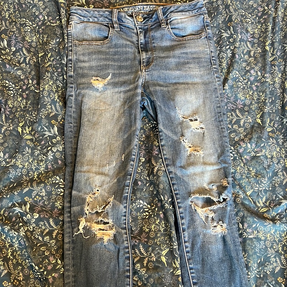 Distressed American eagle stretchy skinny jeans